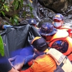 Proses evakuasi korban di Sungai Kalibendo.