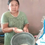 Sri salah seorang pemilik warung makan di Pacitan. foto: YUNIARDI S/ BANGSAONLINE