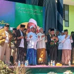 KH. Mujib Imron (berkalung untaian bunga) disambut sejumlah ulama dan ribuan santri saat kembali ke Pondok Pesantren Al-Yasini usai purna tugas dari jabatannya sebagai Wabup Pasuruan.
