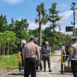 Penutupan perlintasan tanpa palang di Dusun Sendung, Desa Ngaglik, Kecamatan Srengat, Kabupaten Blitar.