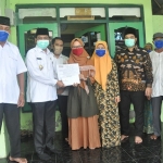 Wabup Moh. Qosim saat bertandang ke rumah Indana Badiah (22), di Desa Sumberejo, Kecamatan Manyar. foto: SYUHUD/ BANGSAONLINE