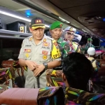 Kapolres Situbondo AKBP Awan Hariono saat memeriksa identitas dan barang bawaan penumpang bus.