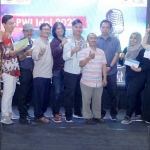 Ibnu Rusydi (4 dari kiri, pakai topi) dinobatkan sebagai Juara Harapan 1 PWI Jatim Idol 2020. Ibnu foto bareng dengan para juara lainnya.