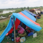Pengungsi yang bertahan di Tanggul Sungai Brantas. (foto: AAN AMRULLOH/ BANGSAONLINE)
