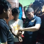 Petugas dari Unit Reskrim Polsek Gubeng saat menangkap salah satu pelaku curanmor di wilayah hukumnya.