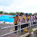 Kapolda Jatim beserta rombongan saat meninjau lokasi bencana banjir di Jombang. (foto: ist)