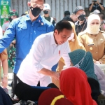 Presiden Joko Widodo saat menyerahkan bantuan PKH dan sertifikat program PTSL di Sidoarjo, Senin (23/8/2022).