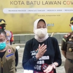 Wali Kota Batu Dewanti Rumpoko saat memberikan keterangan pers.