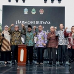 Gubernur Jatim Dr H Soekarwo Gubernur Jabar Kang Aher Wakil Gubernur DIY dan Ketua DPRD Jatim Halim Iskandar membuka acara Harmoni Budaya Jawa-Sunda 2018 di depan Gedung Sate, Bandung.