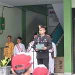 Kasatlantas Polres Tuban AKP Eko Iskandar saat memberikan amanat kepada para peserta upacara. foto: SUWANDI/ BANGSAONLINE