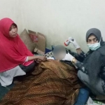 Korban saat dilakukan pemeriksaan oleh Tim Medis Puskesmas Gedangan.