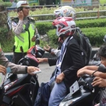 Polisi saat memeriksa satu per satu pengendara untuk diperiksa kelengkapan kendaraannya. 