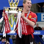 Roy Keane ketika mengangkat trofi Premier League.