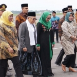 Gubernur Jawa Timur Khofifah Indar Parawansa bersama Pangdam V Brawijaya Mayjend TNI Wisnoe Prasetja Boedi, Wakapolda Jatim Brigjen Djamaludin, Wakil Ketua DPRD Jatim Anik Maslachah, dan juga Sekdaprov Jatim menyambut kedatangan Wakil Presiden (Wapres) RI Ma