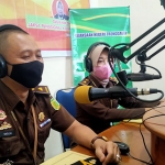 Basuki, Kasi Inteligen Kejari Trenggalek (kiri) dan Susianik, Jaksa Fungsional di Ruang Siaran Radio Praja Angkasa Kabupaten Trenggalek, Selasa (25/5/2021). (foto: HERMAN/BANGSAONLINE)
