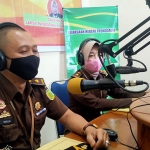 Basuki, Kasi Inteligen Kejari Trenggalek (kiri) dan Susianik, Jaksa Fungsional di Ruang Siaran Radio Praja Angkasa Kabupaten Trenggalek, Selasa (25/5/2021). (foto: HERMAN/BANGSAONLINE)