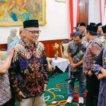 Gubernur Khofifah saat menerima kunjungan kerja Menteri Haji dan Umrah, KH. M. Irfan Yusuf, di Gedung Negara Grahadi, Surabaya.