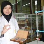 Ketua Tim Mahasiswa Fakultas Farmasi Universitas Jember, Jawa Timur, Kinanthi Putri Rizki, Menunjukkan Ekstrak Kulit Buah Kakao Yang Bermanfaat Untuk Menyembuhkan Penyakit Kanker Usus Besar. foto: kompas