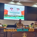 Plt Bupati Gresik, Asluchul Alif (tengah) didampingi Sekda Achmad Washil MT dan Asisten I Suprapto saat beberkan capaian 100 hari kerja. FOTO: SYUHUD/BANGSAONLINE.