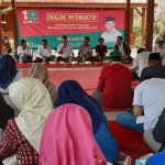 DISKUSI: Ketua KPU Sidoarjo M Iskak saat menyampaikan paparan dalam dialog interaktif DPW PKB Jatim dengan pegiat desa se-Sidoarjo, Rabu (25/9). foto: MUSTAIN/ BANGSAONLINE