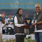 Didampingi Wakil Wali Kota Kediri, Gus Qowim, Wali Kota Kediri Vinanda Prameswati, menyerahkan cenderamata kepada Wakil Ketua Umum II PBTI Mayjen TNI Amrin Ibrahim. Foto: Ist. 