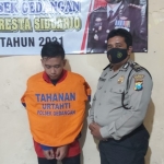 Pelaku saat berada di Mapolsek Gedangan, Sidoarjo.