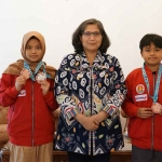 Pj Wali Kota Kediri, Zanariah, bersama 2 atlet catur, As Syahsyah Syakish Tirof, dan Adeeba Izzah Mumtaztaqiya Ulayya. Foto: Ist