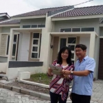 Direktur PT Jade Development Prani Riniwati bersama Komisaris Reynaldo Adrian menjelaskan tipe terbaru rumah dua kamar tidur.