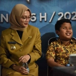 Wali Kota Kediri bersama salah satu anggota Gerkatin Kota Kediri. Foto: Ist