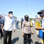 Wali Kota Surabaya Eri Cahyadi dan Kapolres Pelabuhan Tanjung Perak memimpin langsung penyekatan dan tes antigen di pintu keluar Suramadu.