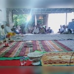 H. Mohammad Imron Thohir (kanan) memberikan sambutan dalam acara pemberian santunan kepada 50 guru ngaji dan kiai kampung.