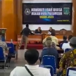 Salah satu peserta KLB Askab PSSI Pasuruan saat melayangkan protes kepada pimpinan sidang yang mengesahkan mandat dukungan. 