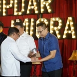 
Kantor Imigrasi Kelas I Khusus TPI Surabaya Ramdhani saat menerima penghargaan di Ajang AHII 2024, Kamis (28/11/2024) malam. foto ist
