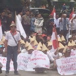 Warga mendukung komitmen Gubernur Jawa Tengah meneruskan operasional pabrik Semen Indonesia dengan menyampaikan aspirasi di kantor Gubenur Jawa Tengah. foto: SYUHUD/ BANGSAONLINE