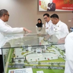 Peserta studi tiru Kantor Imigrasi Kediri saat melihat maket gedung baru Kantor Imigrasi Semarang. (Ist)