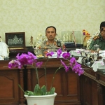 Pertemuan tiga pilar, antara Pemkot Surabaya, jajaran Kepolisian dan TNI di ruang sidang wali kota, Balai Kota Surabaya, Selasa (07/01/2020). 