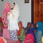 Novita Hardiny dan Arumi Bachsin saat menyampaikan pidato di hadapan ratusan kaum wanita desa Karanganom kecamatan Durenan Trenggalek. (foto: herman subagyo/BANGSAONLINE)