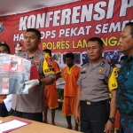 Kapolres AKBP Feby Hutagalung saat menunjukkan BB Pistol Mainan.