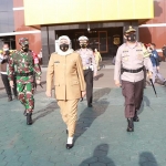 Gubernur Jatim Khofifah Indar Parawansa saat memimpin Apel Gelar Pasukan Operasi Lilin Semeru 2020 di Lapangan Mapolda Jatim, Senin (21/12/2020) pagi.