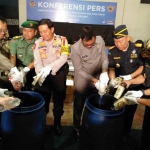 Wakil Wali Kota Malang Sofyan Edi Jarwoko, Kepala Kanwil Dirjen Bea Cukai Jatim Agus Hermawan, Kepala Bea Cukai Malang Rudi Heri K, serta pejabat lainnya membuang miras hasil penindakan selama setahun 2018, di Hotel Savana Malang, Selasa (8/1). foto: Iwan Irawan/ bangsaonline.com