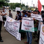 Aksi massa saat demo di depan kantor Pemkab Tuban. foto: SUWANDI/ BANGSAONLINE