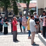 Puluhan warga saat mendatangi Polres Probolinggo Kota untuk melaporkan seorang pengembang berinisial SH.