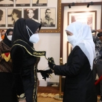 Gubernur Jawa Timur Khofifah Indar Parawansa saat mengukuhkan para bupati perempuan dan istri bupati se-Jatim sebagai bunda PAUD di Gedung Negara Grahadi Surabaya, Senin (20/9). foto: Humas Pemprov Jatim