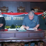 Gubernur Khofifah saat menyaksikan penandatanganan kesepakatan bersama atas Persetujuan Substansi RTRW Jatim 2023-2043.