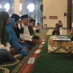 Tampak para mualaf itu, yaitu Pradesta (27), Renadi (29), Claudia (27), Riatin (73), dan Ovi Matulessy (24), saat mengikrarkan dua kalimat syahadat di hadapan Imam Besar Masjid Al Akbar Surabaya, KH Hamid Abdullah, Jumat (1/12/2023). Foto: Mohammad Sulthon Neagara/bangsaonline