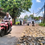 Pemeliharaan jalan oleh dinas bina marga dan bina kontruksi beberapa minggu lalu di Gununggangsir.