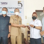 Serikat Media Siber Indonesia (SMSI) Korda Kabupaten Sumenep menggelar tasyakuran dengan potong tumpeng, Senin (7/3/2022).