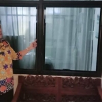 Kasubag Hukum dan Humas RSUD Dr. Koesma Tuban, Cyta Suryawiyati saat menunjukkan jendela yang dicongkel.