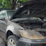 Toyota Camry yang terbakar dievakuasi menggunakan derek.
