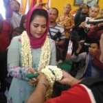 Puti Guntur Soekarno menerima pusaka dari budayawan Ir. Bido Swasono.